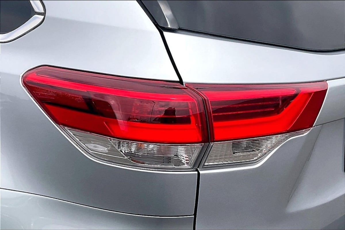 2019 Toyota Highlander LE - Photo 25