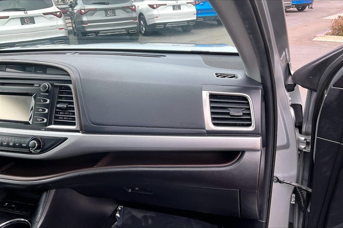 2019 Toyota Highlander LE - Photo 12
