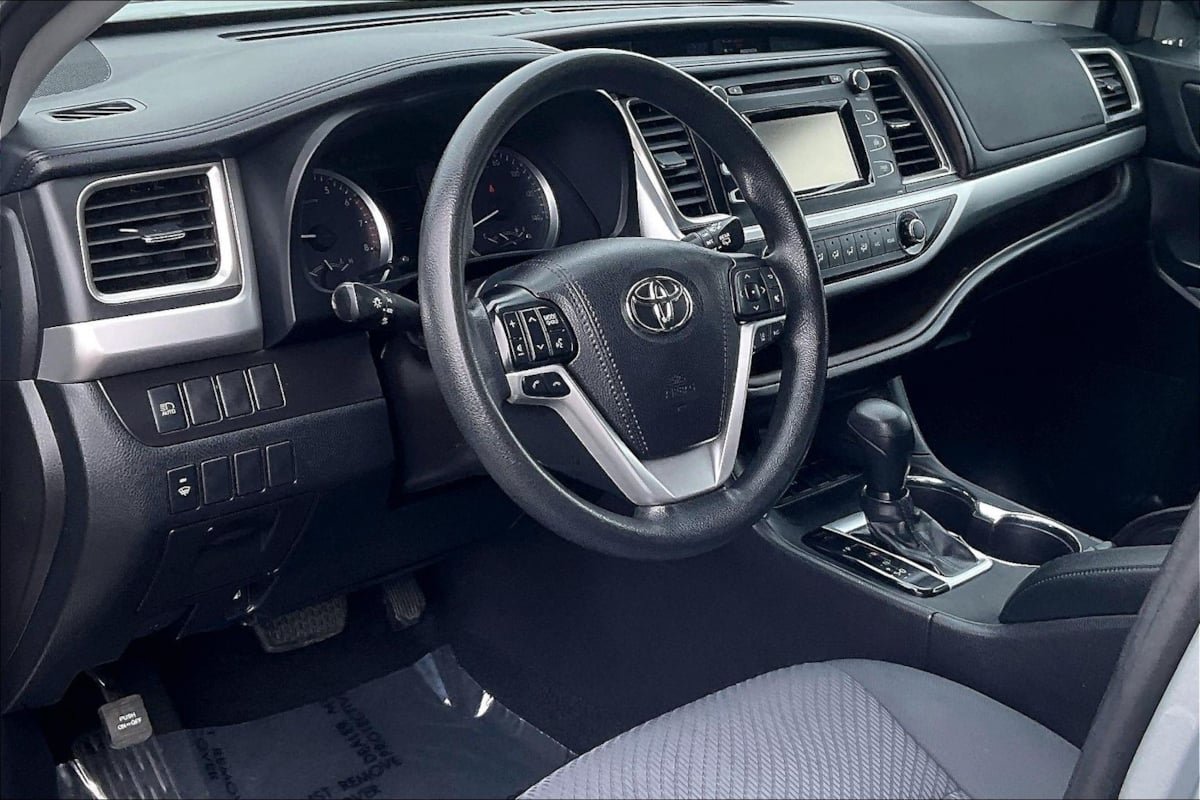 2019 Toyota Highlander LE - Photo 10