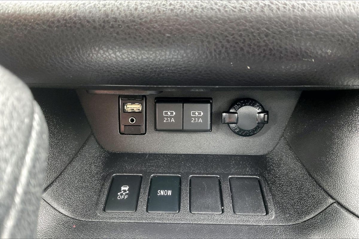 2019 Toyota Highlander LE - Photo 28