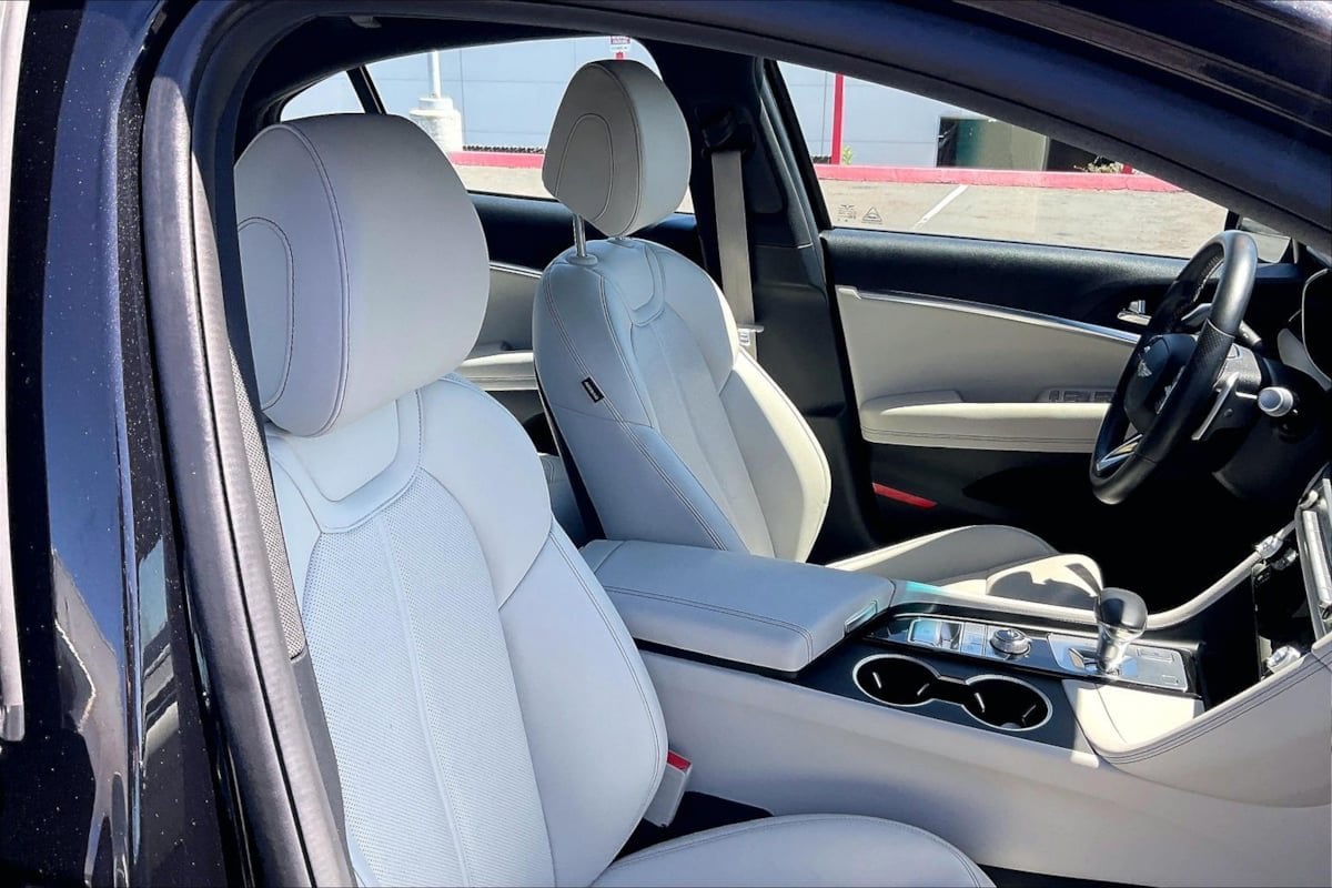 2025 GENESIS G70 Standard - Photo 7
