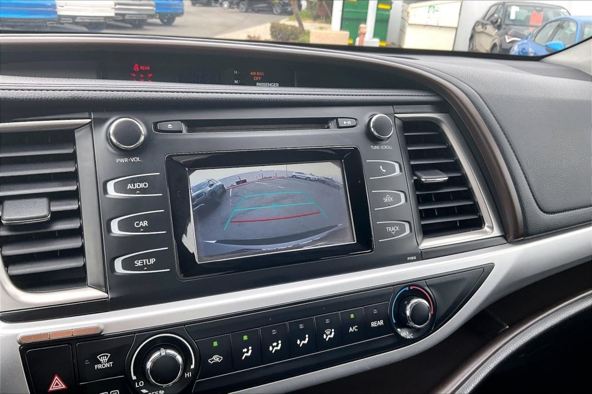 2019 Toyota Highlander LE - Photo 17