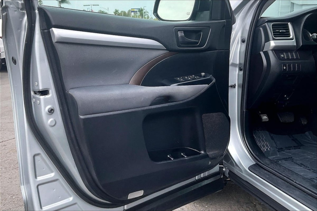 2019 Toyota Highlander LE - Photo 19