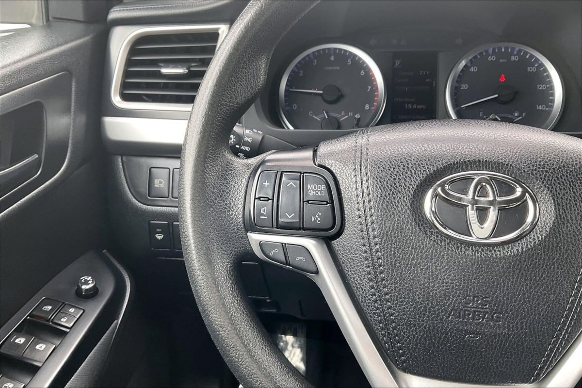 2019 Toyota Highlander LE - Photo 14