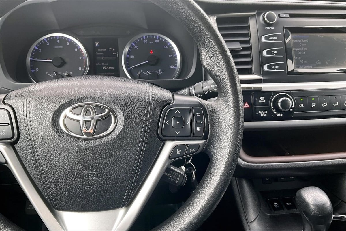 2019 Toyota Highlander LE - Photo 15