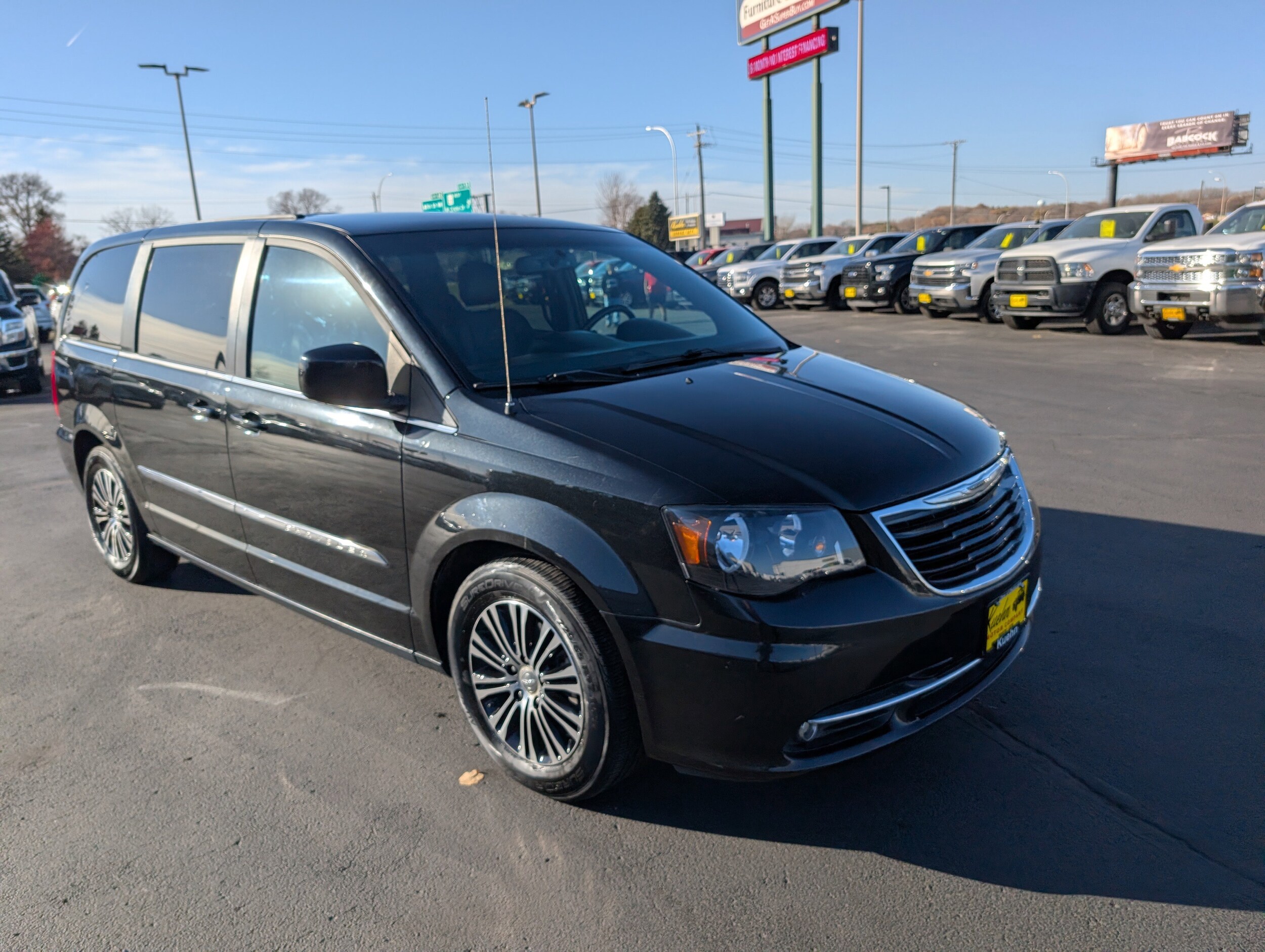 2014 Chrysler Town & Country S photo 2