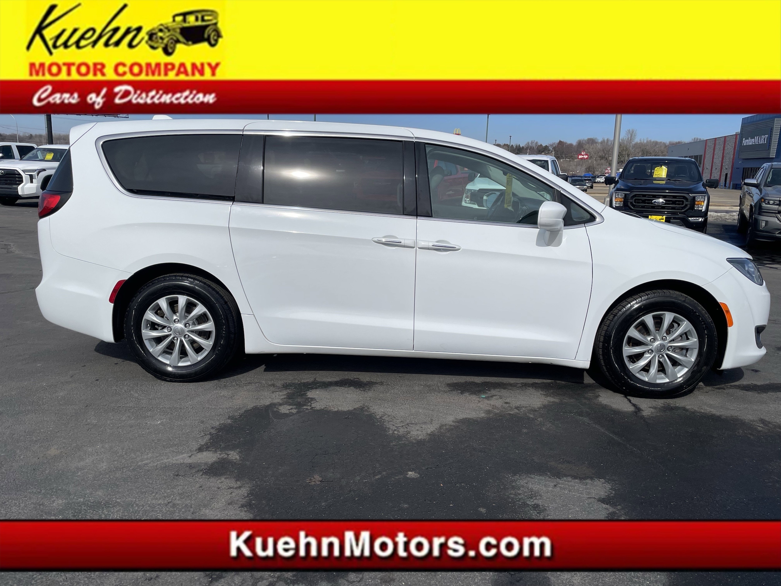 2018 Chrysler Pacifica Touring Plus's photo