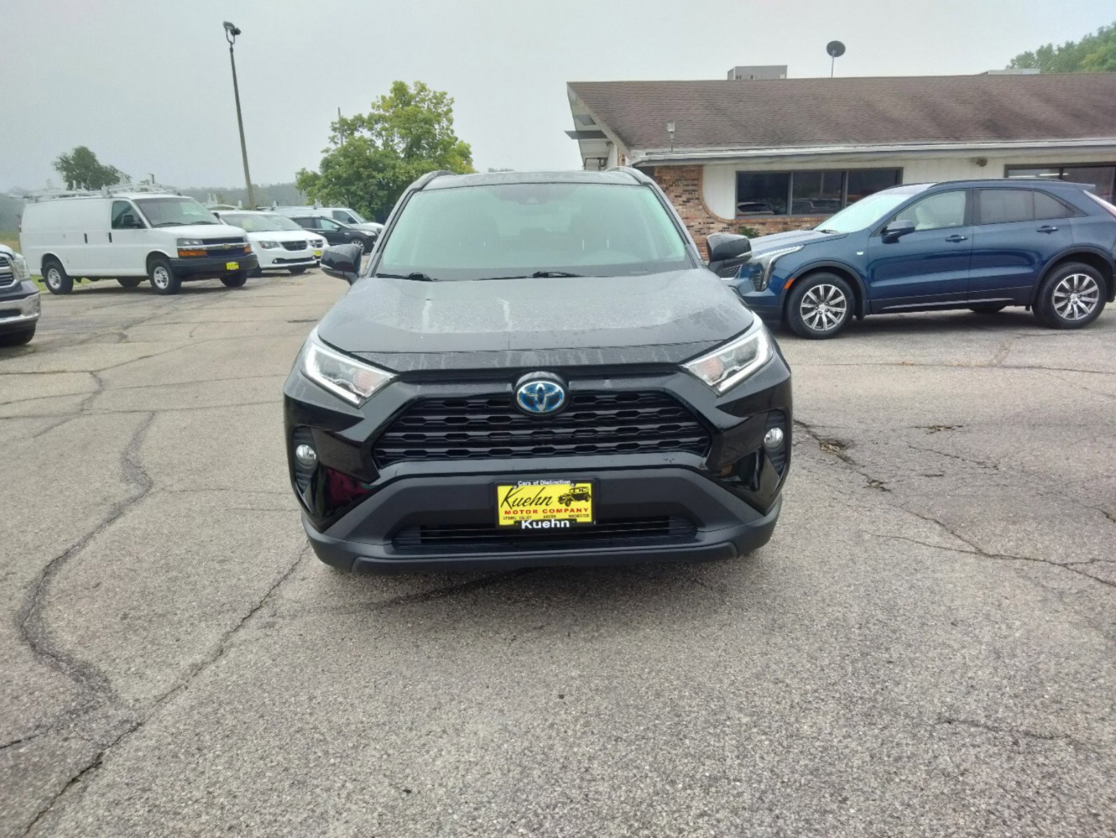 2020 Toyota RAV4 Hybrid XLE photo 2