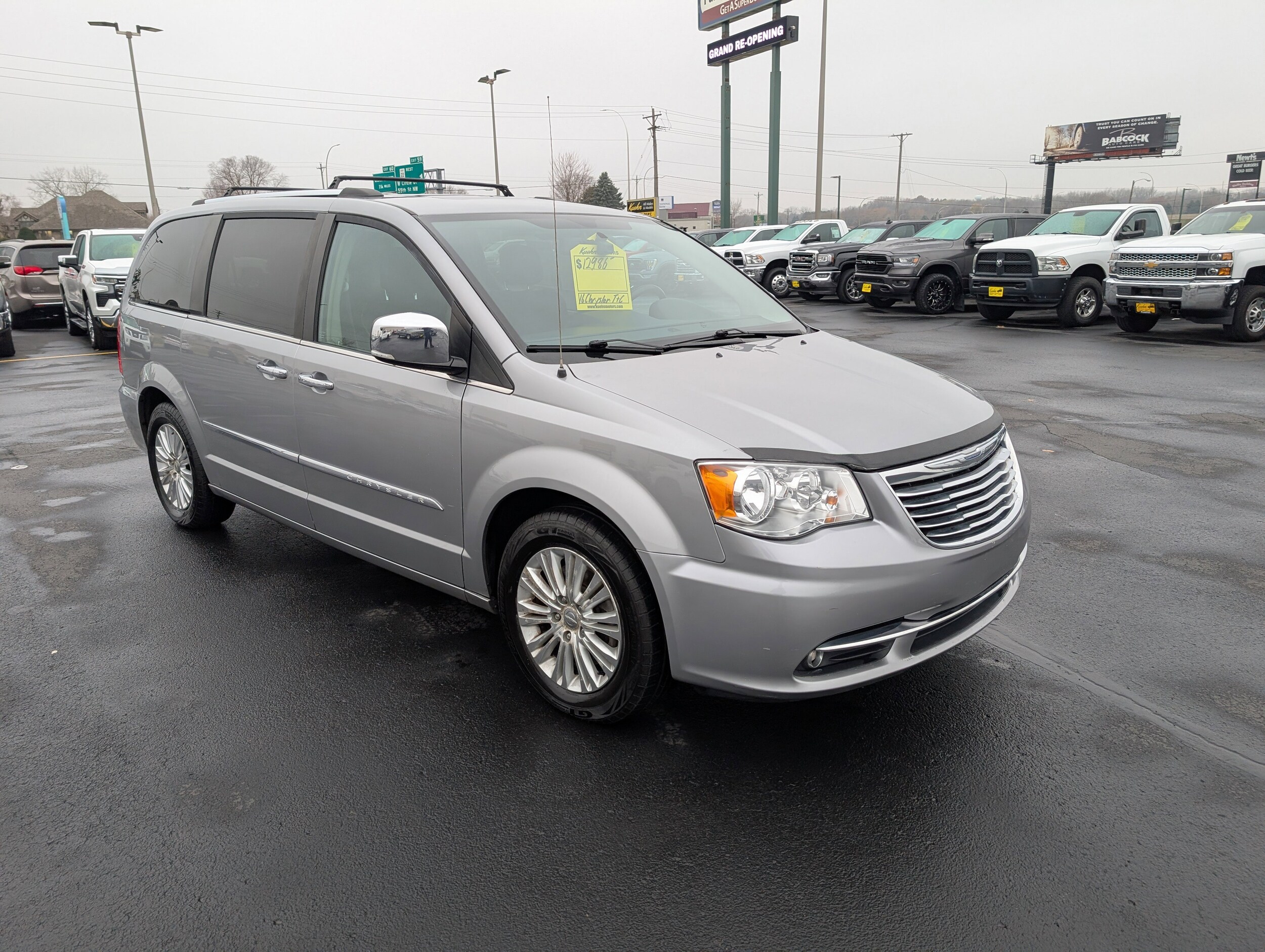 2016 Chrysler Town & Country Limited photo 2