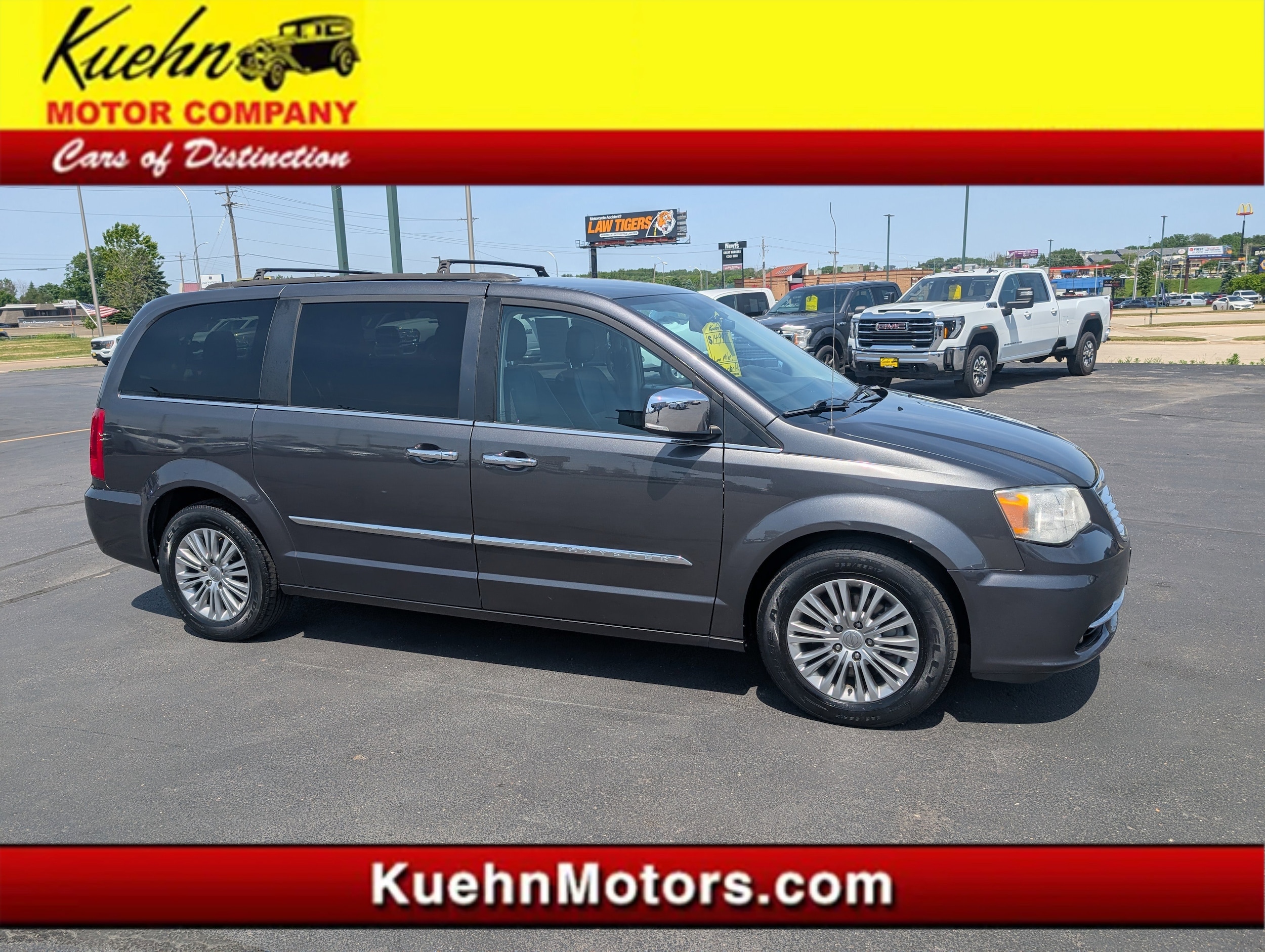 2016 Chrysler Town & Country Touring-L's photo