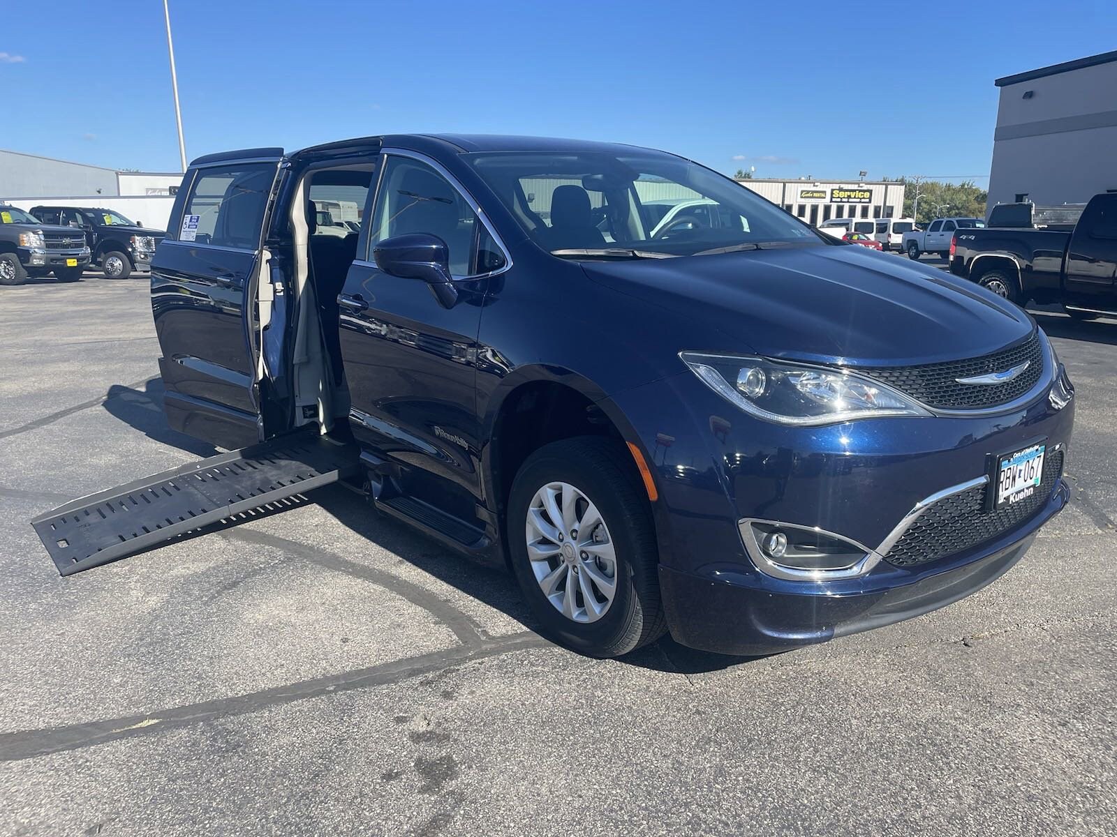 2018 Chrysler Pacifica Touring Plus photo 3