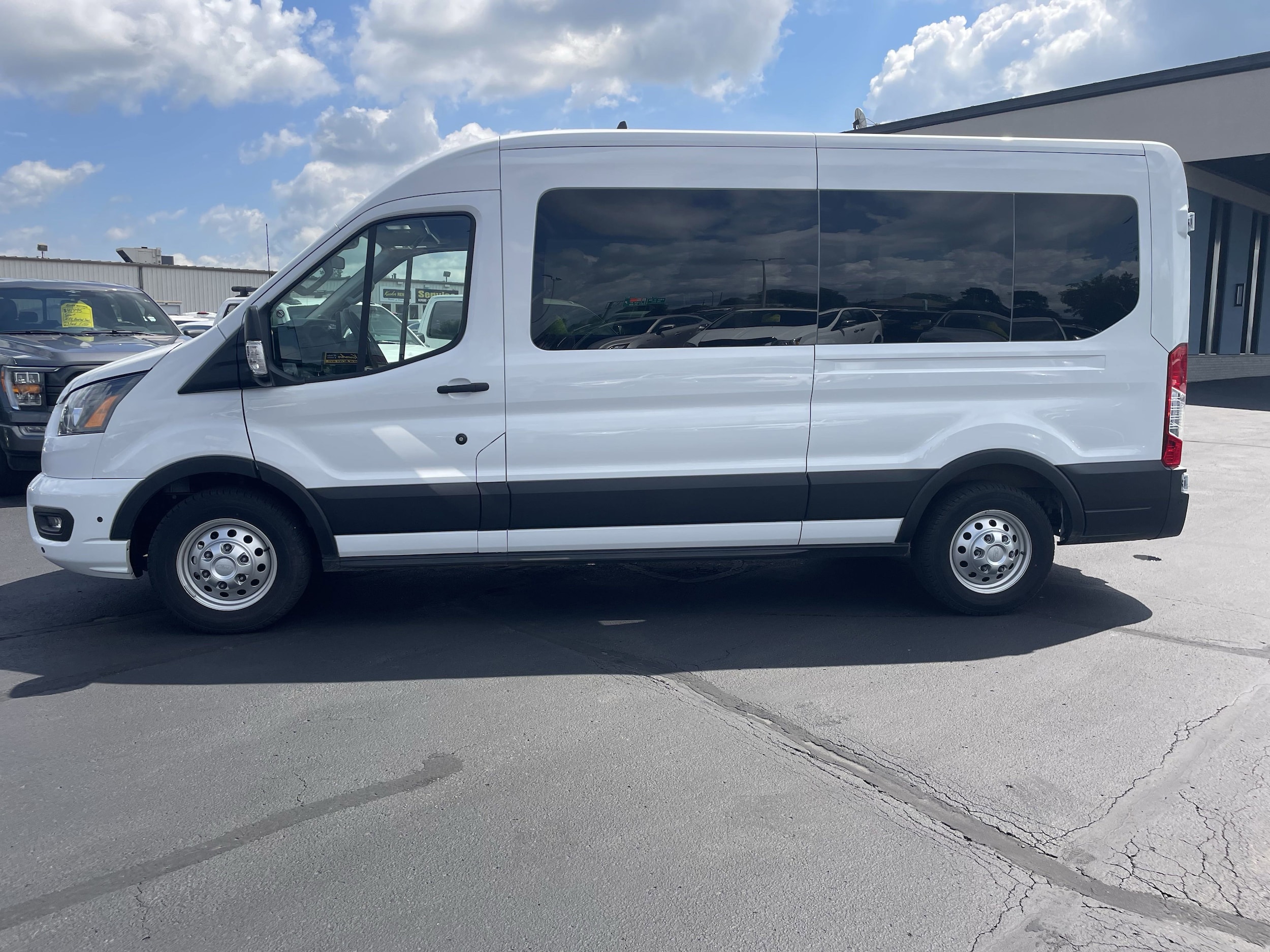 2024 Ford Transit Passenger Van XLT - Photo 2