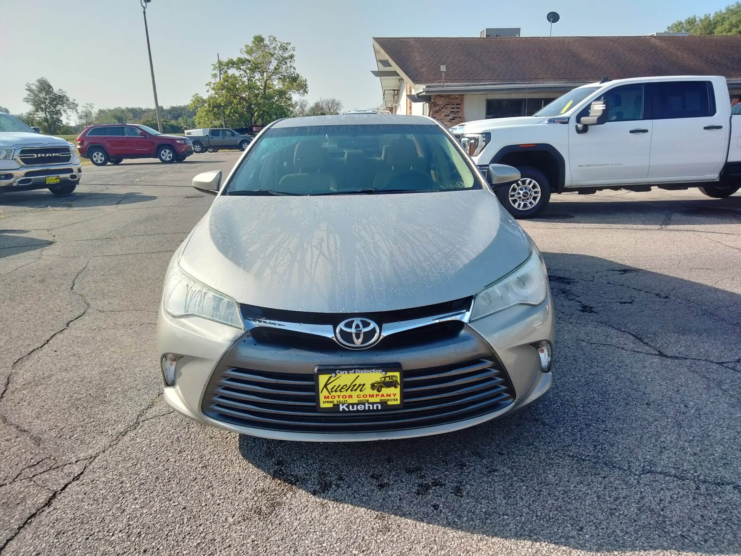 2017 Toyota Camry SE photo 2