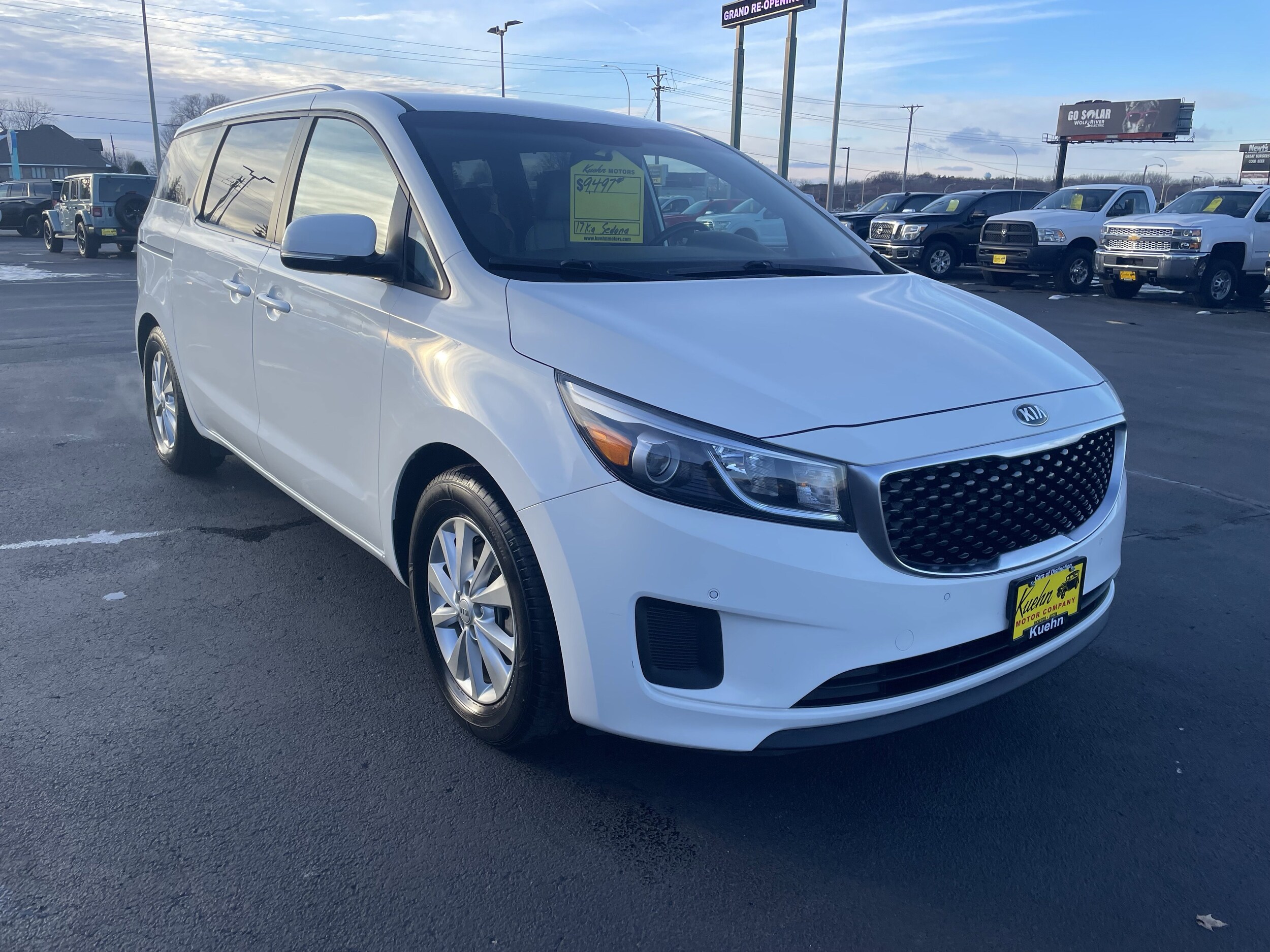 2017 Kia Sedona LX photo 2