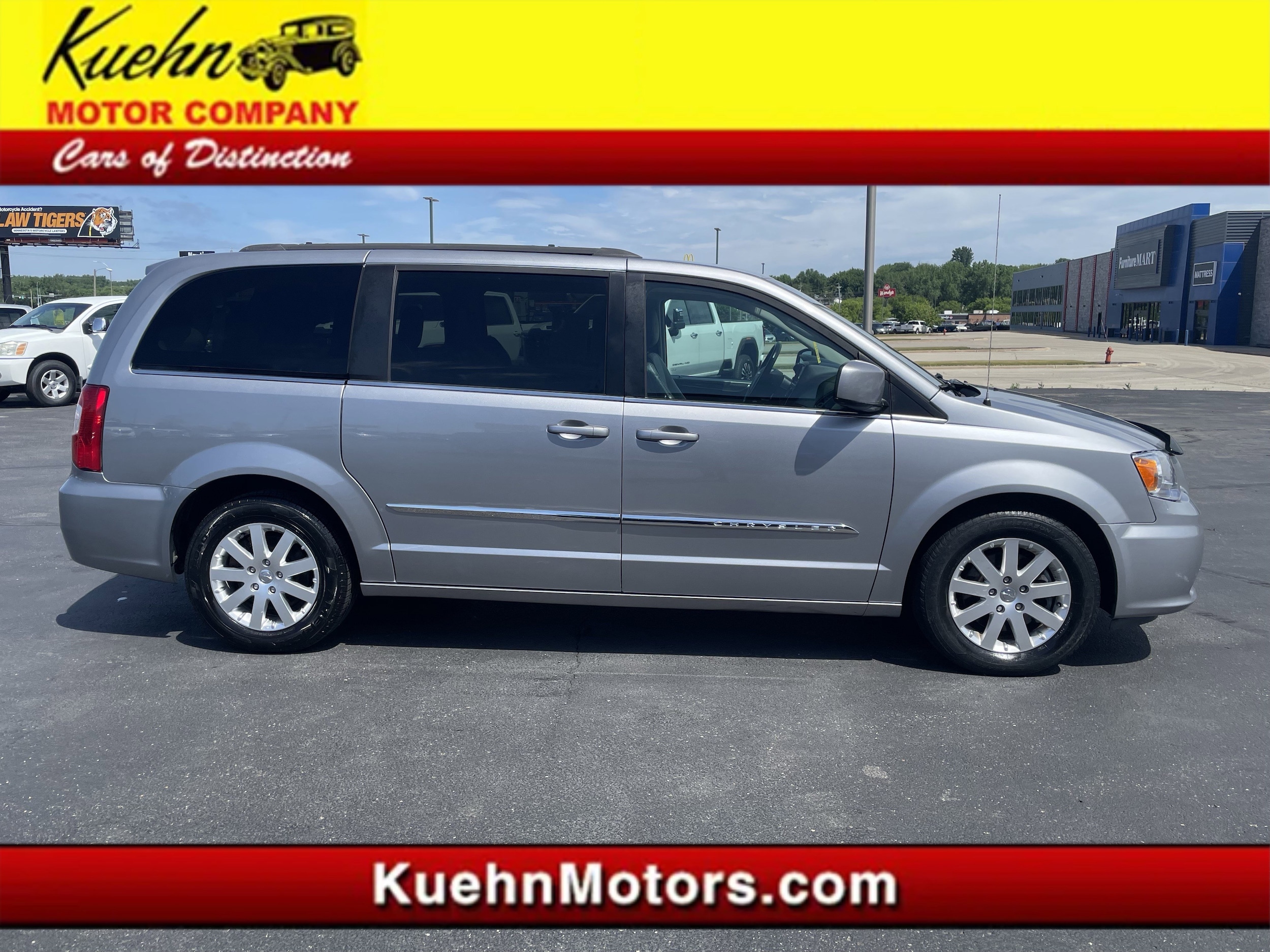 2016 Chrysler Town & Country Touring's photo