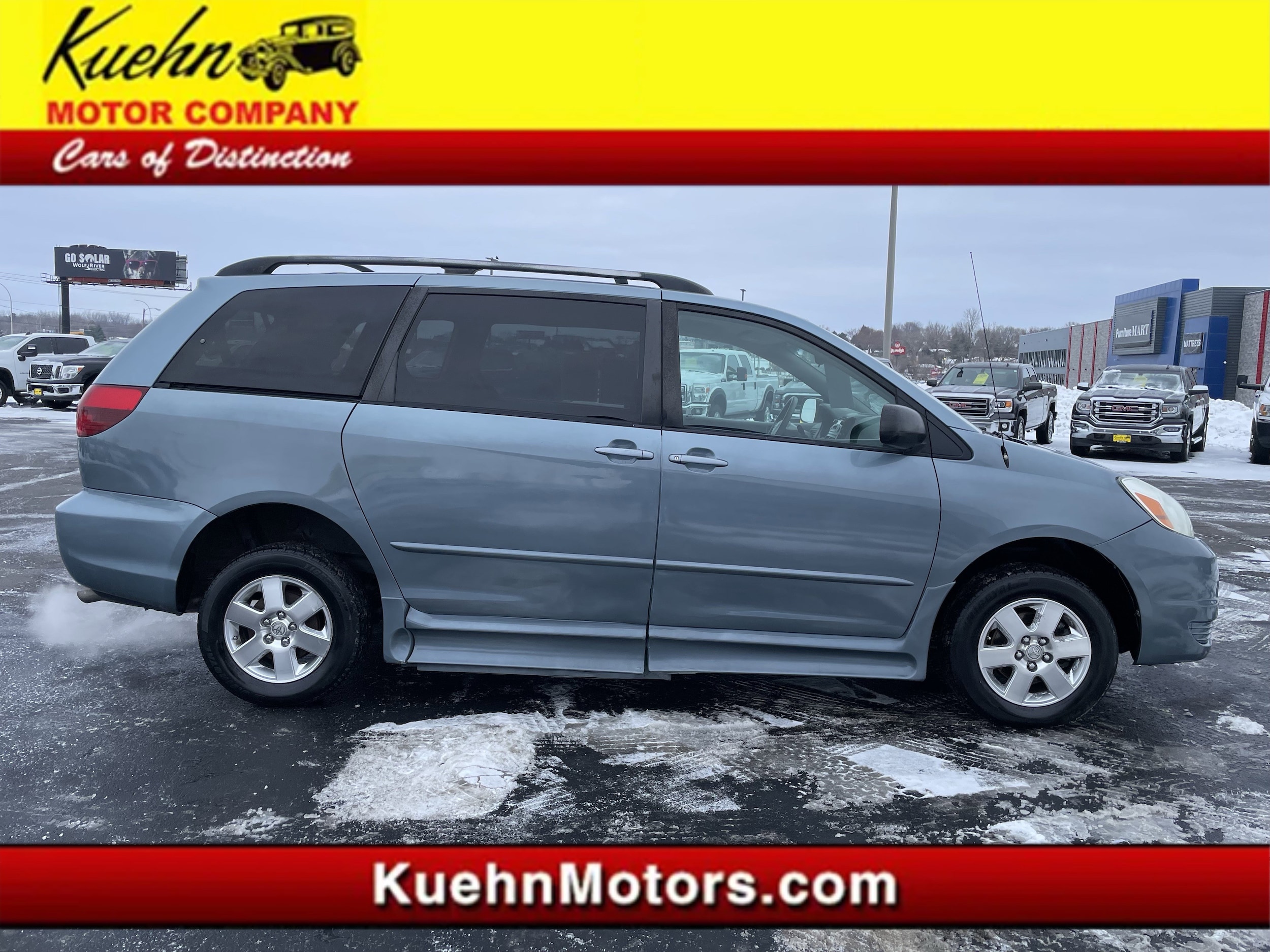 2004 Toyota Sienna CE's photo