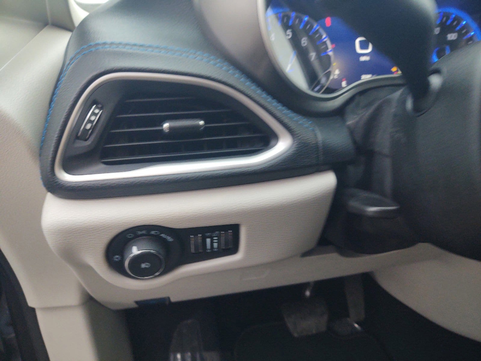 2021 Chrysler Pacifica Touring L - Photo 14