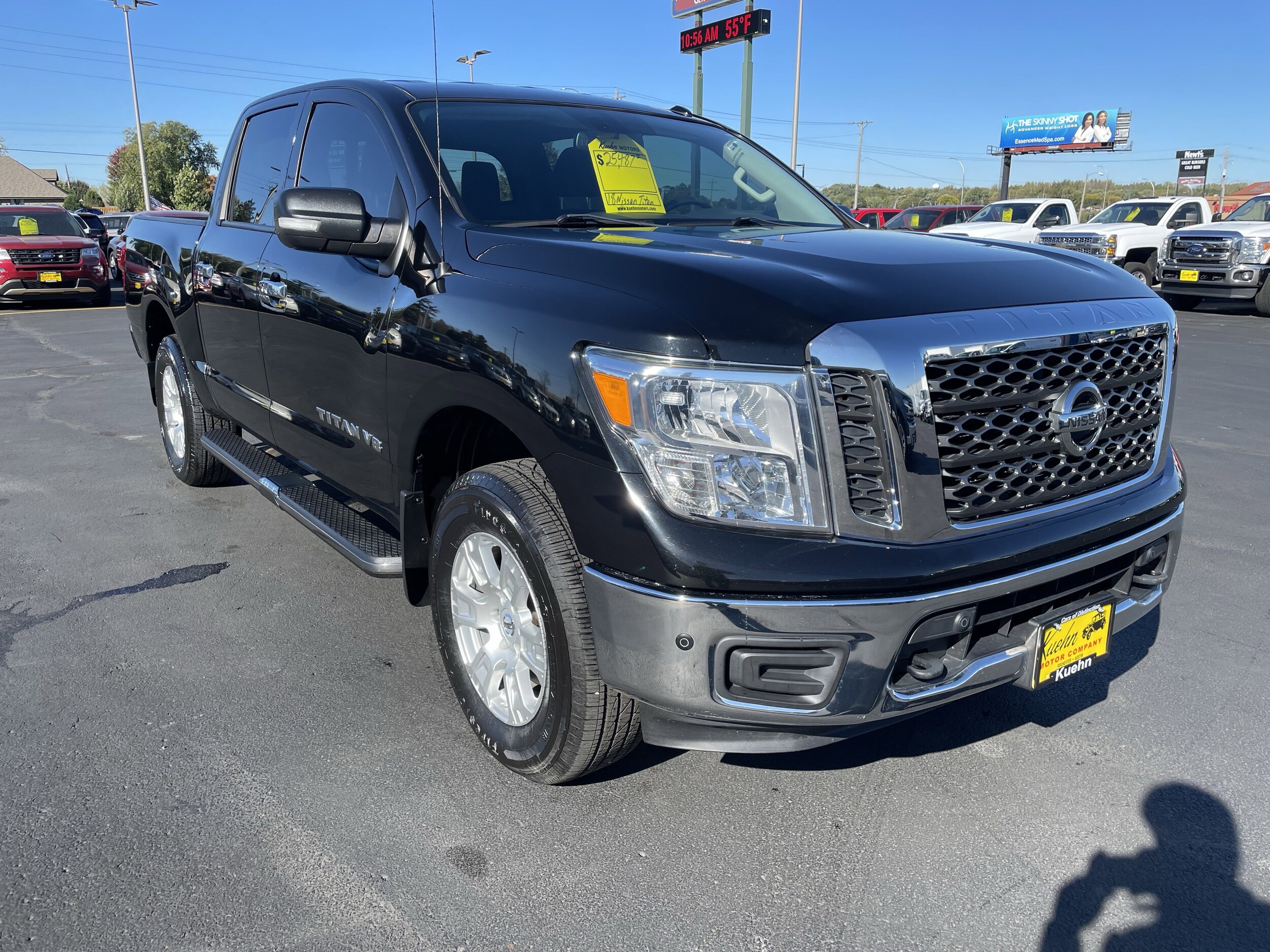 2018 Nissan Titan Crew Cab SV photo 2