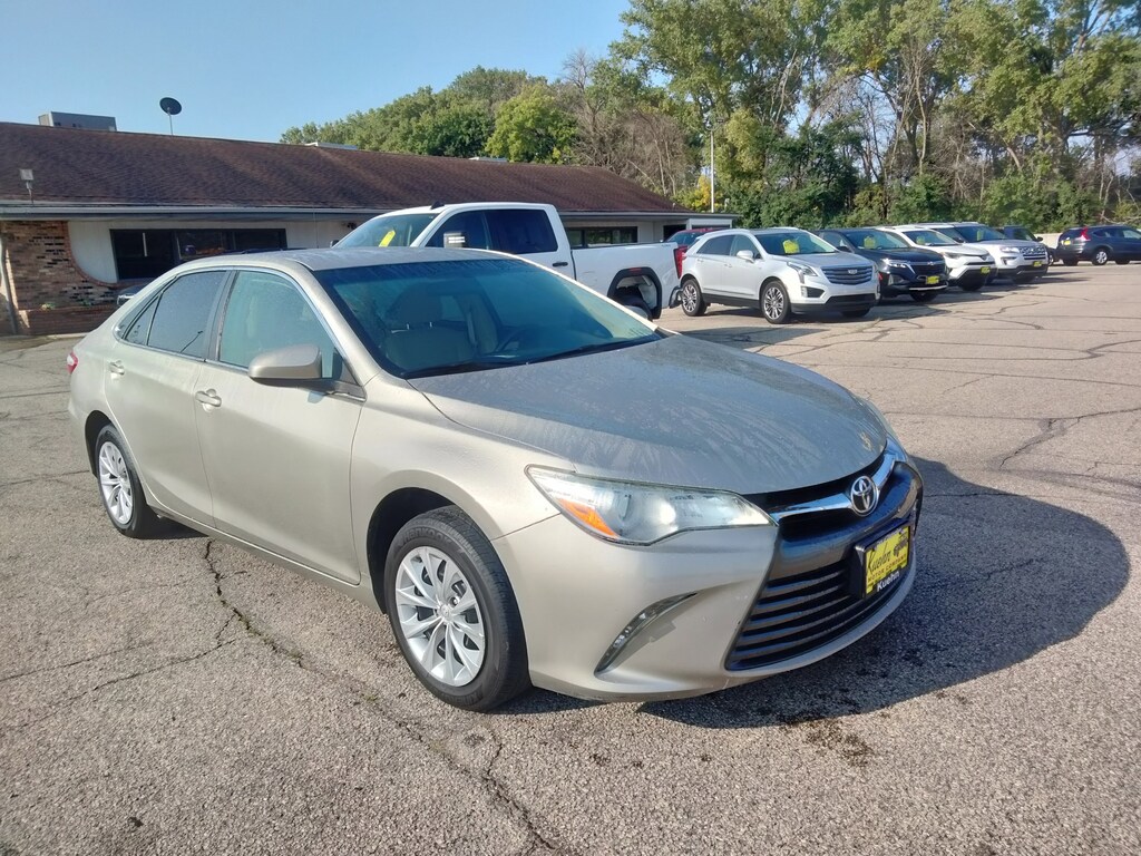 Used 2017 Toyota Camry SE Sedan