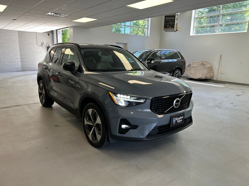 2023 Volvo XC40 SUV 