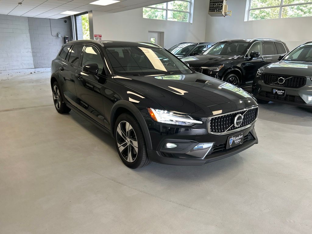 2025 Volvo V60 Cross Country
