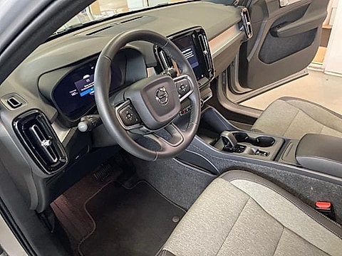 2025 Volvo XC40 Core - Photo 16