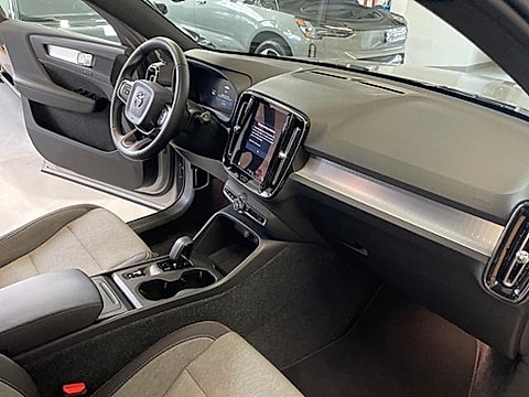 2025 Volvo XC40 Core - Photo 18