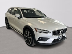 2024 Volvo V60 Cross Country B5 Ultimate Wagon