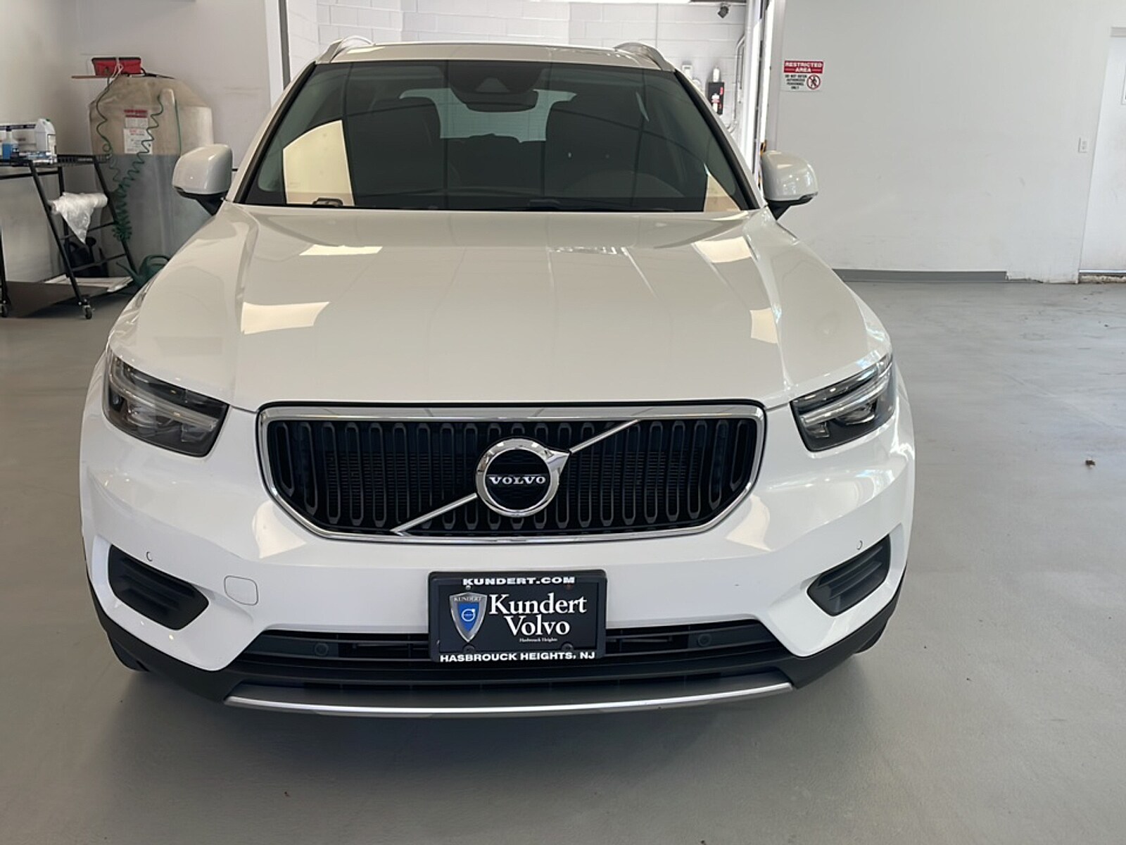2019 Volvo XC40 Momentum photo 3