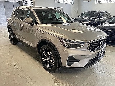 2025 Volvo XC40 Core's photo