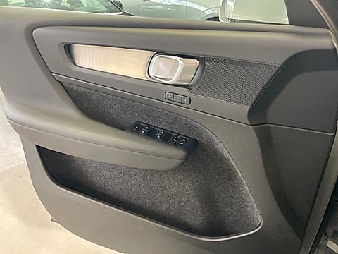 2025 Volvo XC40 Core - Photo 28