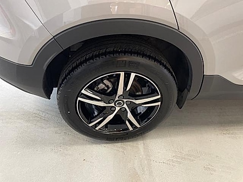 2025 Volvo XC40 Core - Photo 31