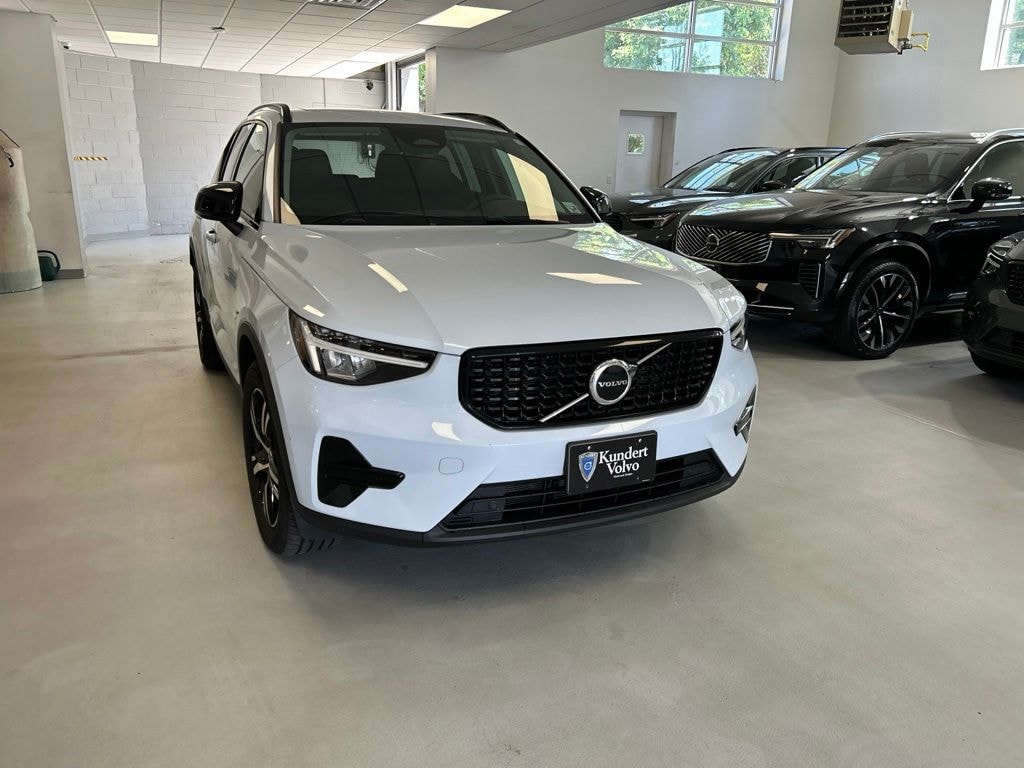 Certified 2024 Volvo XC40 B5 Core SUV