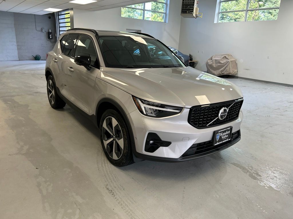 2025 Volvo XC40