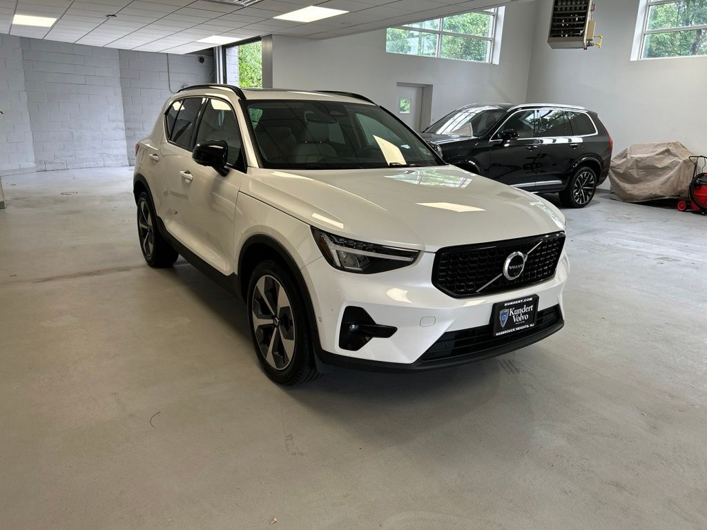 2023 Volvo XC40 SUV 