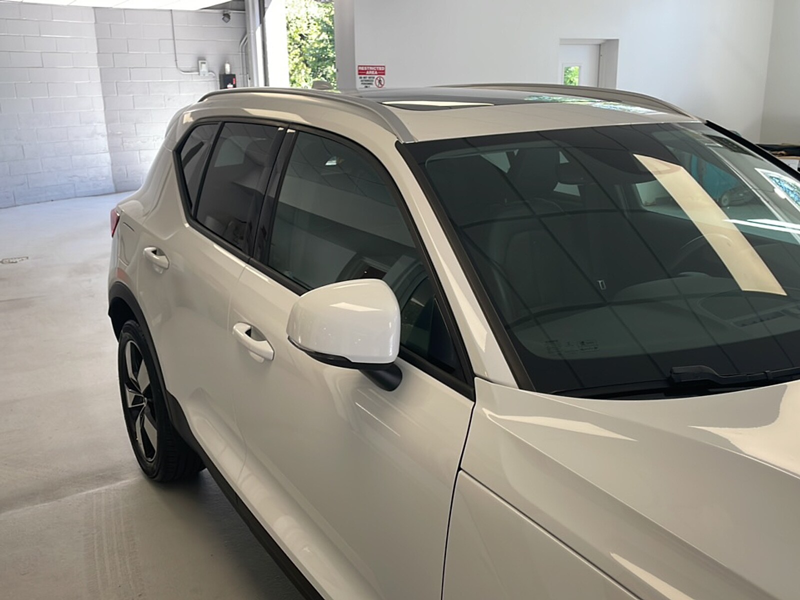 2019 Volvo XC40 Momentum photo 2