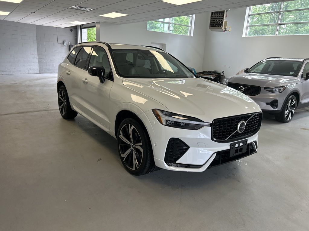 2025 Volvo XC60 B5 Ultra Dark AWD's photo