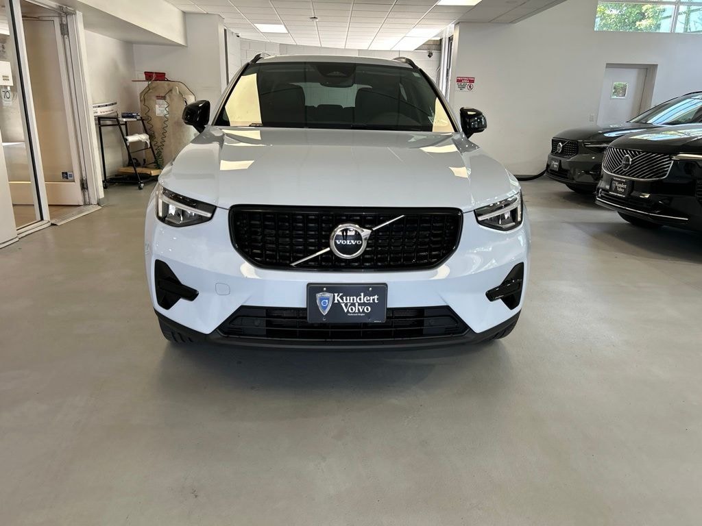 Certified 2024 Volvo XC40 B5 Core SUV
