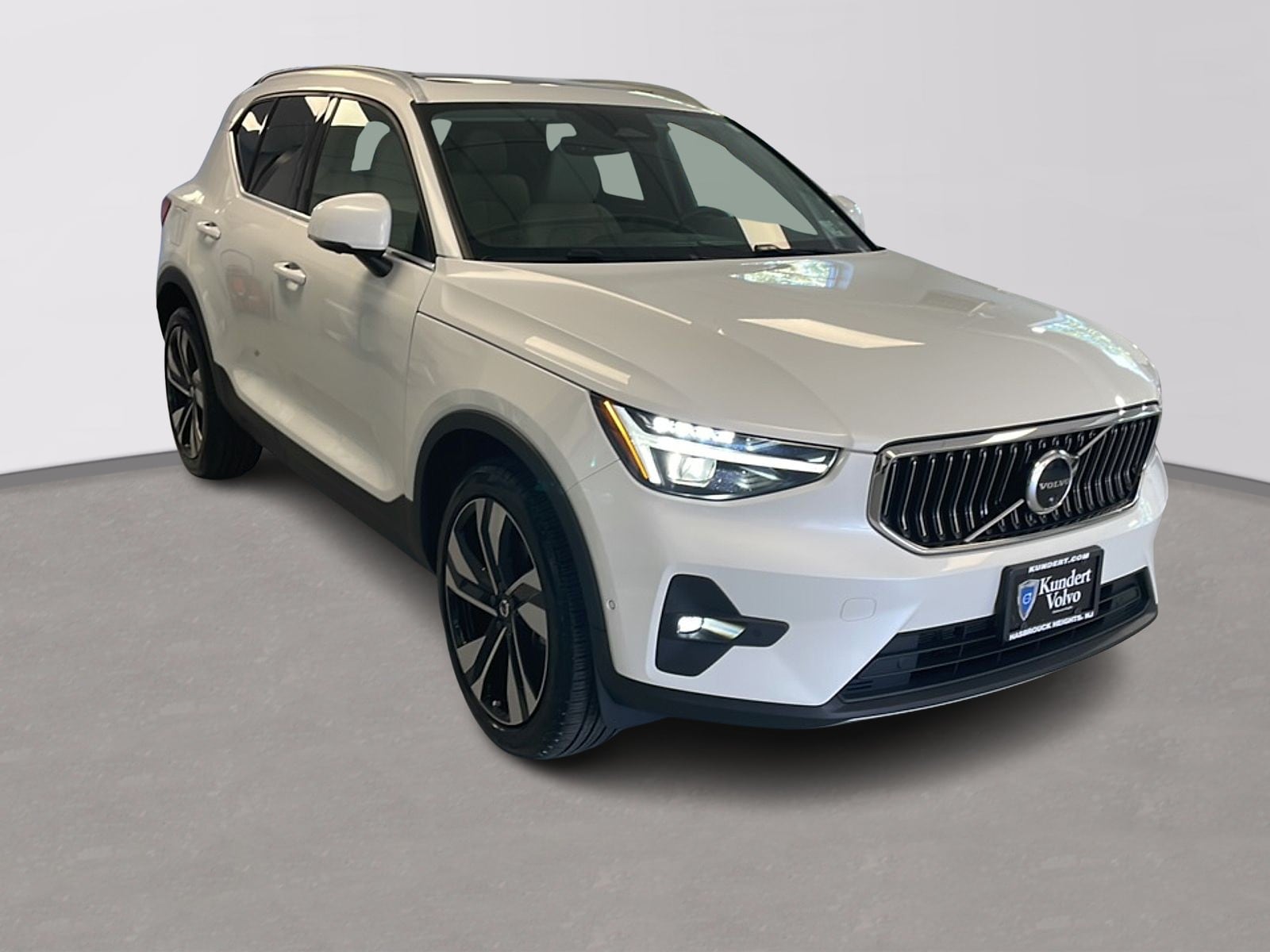 2023 Volvo XC40 Ultimate Bright Theme