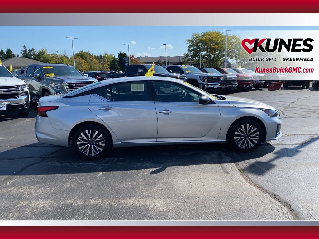 2024 Nissan Altima 2.5 SV photo 2
