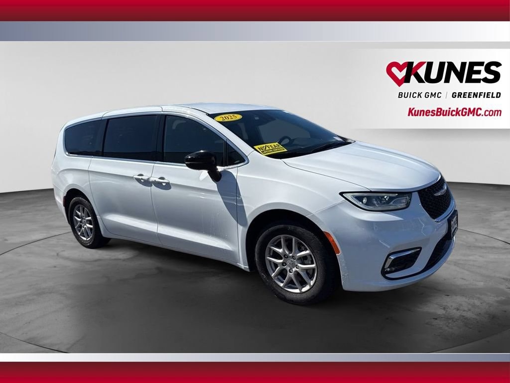 Used 2025 Chrysler Pacifica Select