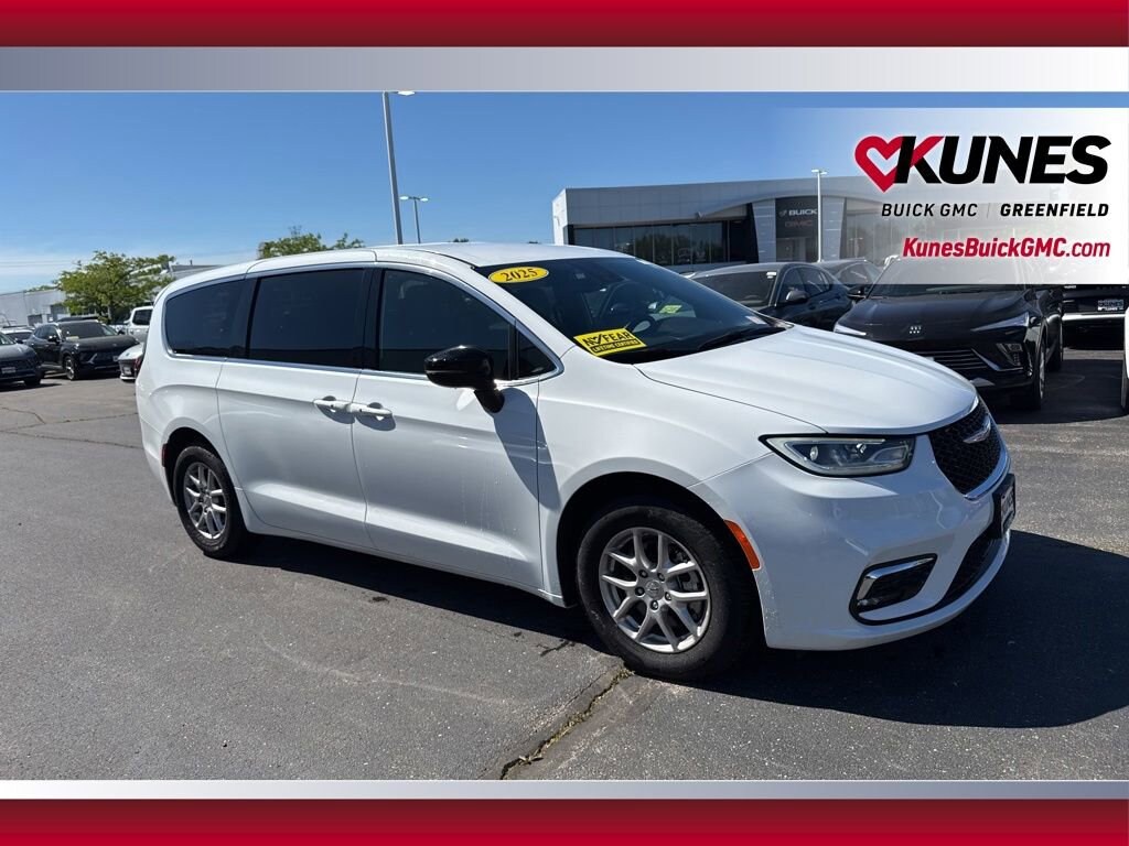 Used 2025 Chrysler Pacifica Select
