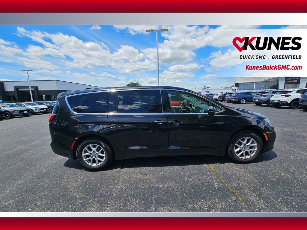 Used 2023 Chrysler Pacifica Touring L