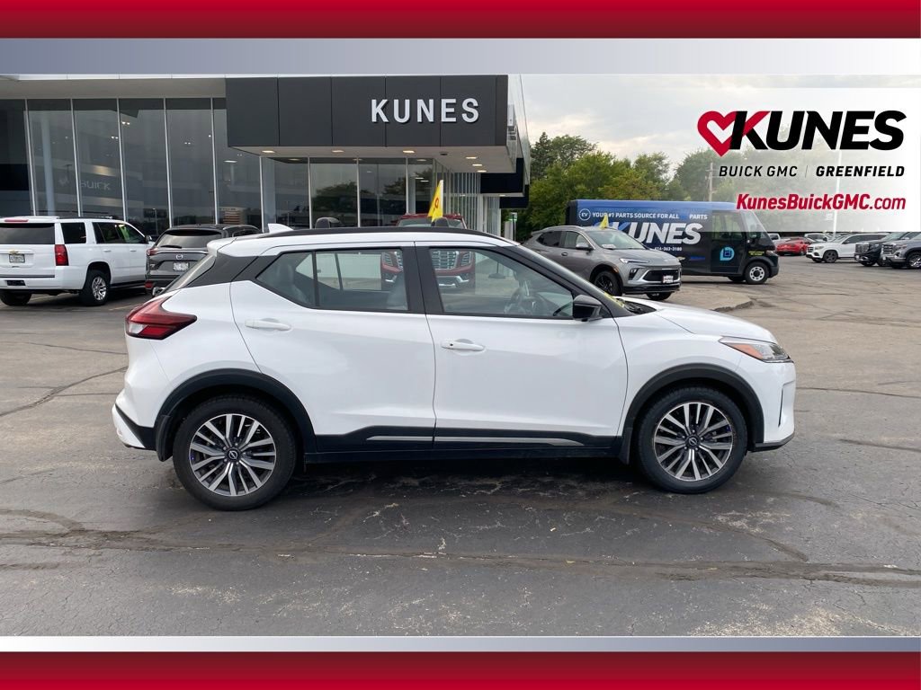 2023 Nissan Kicks SR photo 2