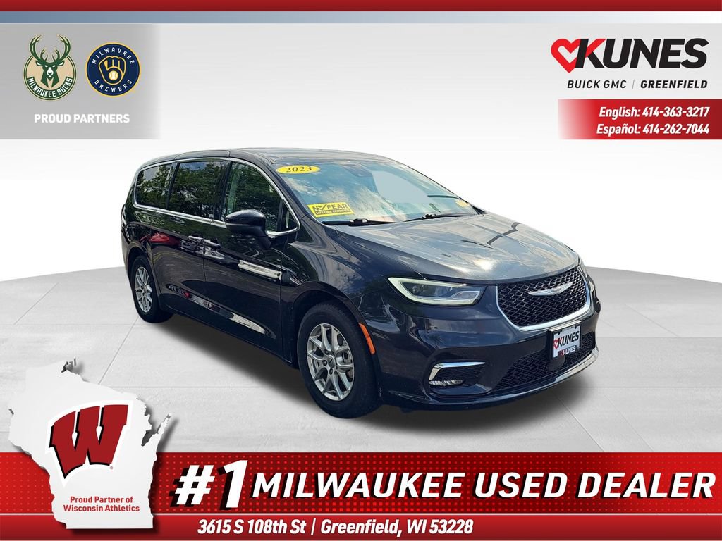 2023 Chrysler Pacifica Touring L's photo