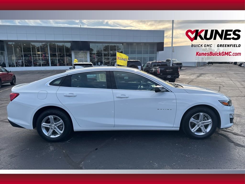 2024 Chevrolet Malibu 1LT photo 2