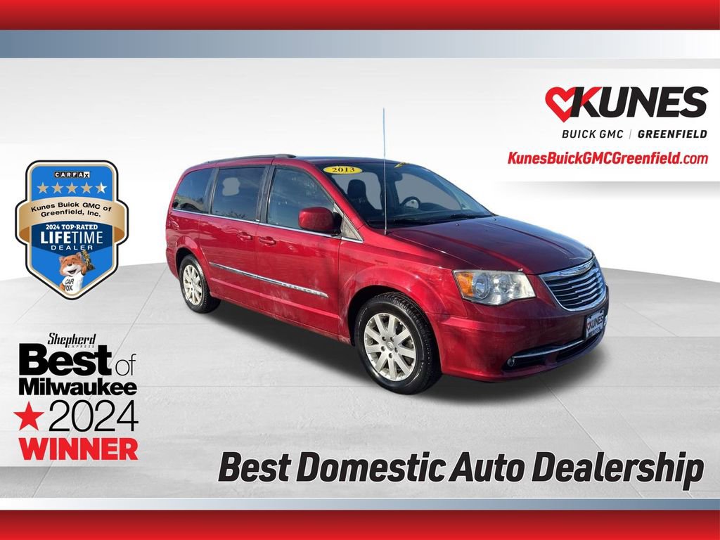 2013 Chrysler Town & Country Touring's photo