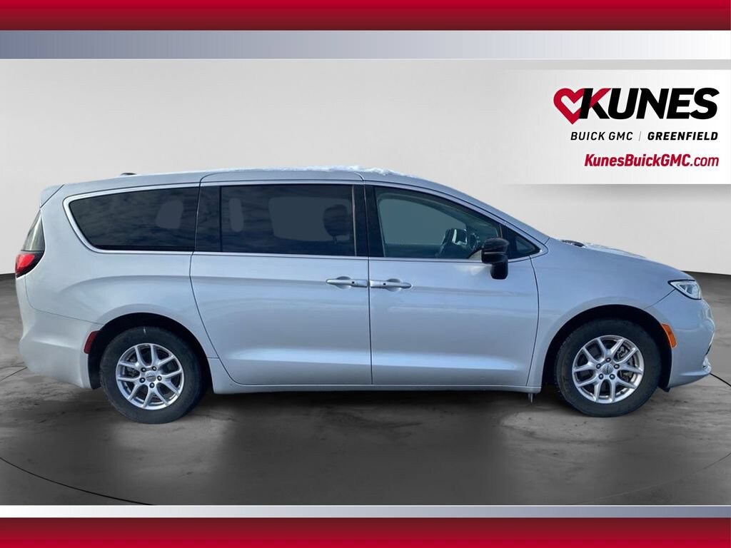 Used 2024 Chrysler Pacifica Touring L