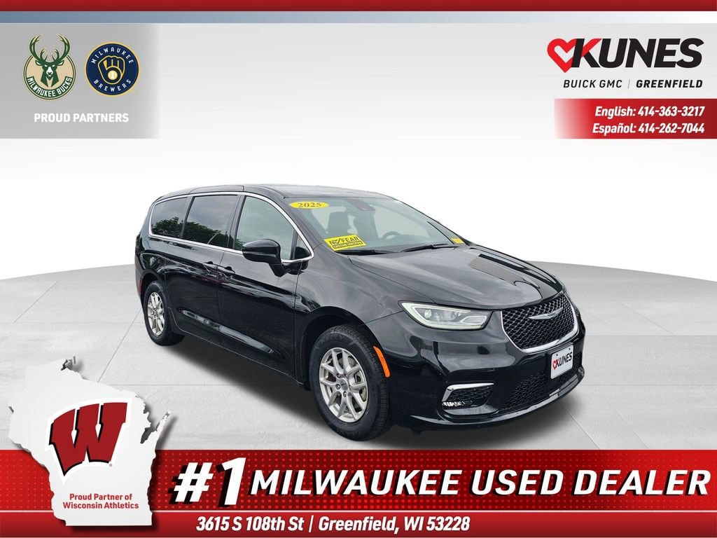 Used 2025 Chrysler Pacifica Select
