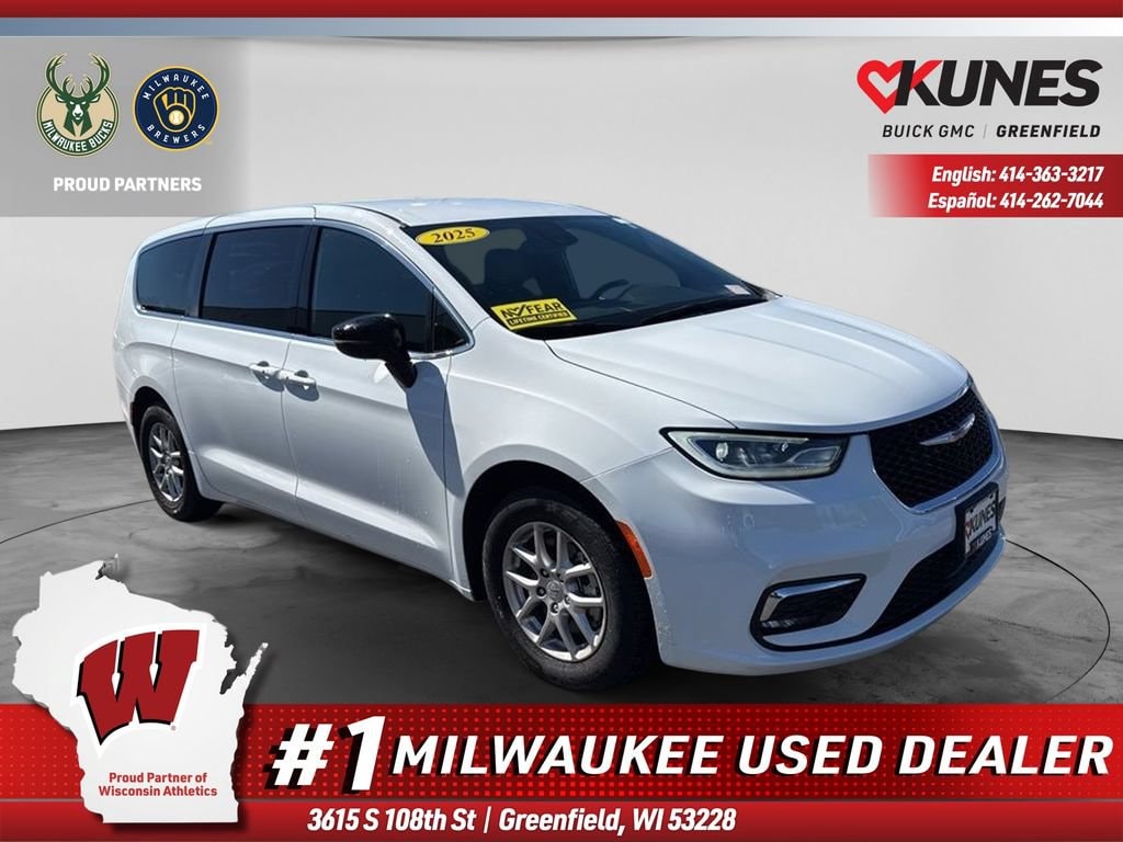 Used 2025 Chrysler Pacifica Select